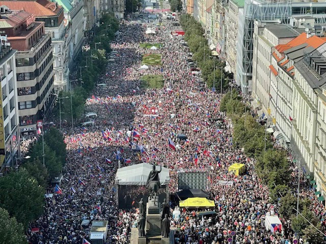 Ca. 70.000 Teilnehmer haben in Prag gegen die Sanktionspolitik, für bezahlbare Energie und die Rettung ihrer Volkswirtschaft demonstriert. (www.exxpress.at)