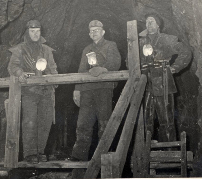 Reinhold Klanthe (Mitte) in den 1950er Jahren / Foto: R. Klanthe (http://www.unbekannter-bergbau.de/inhalte/spot_12_2017_ChronikHalsbruecke.htm)