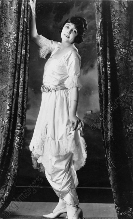 Vorführdame aus den 1920er Jahren. Später hieß sie Mannequin und heute ist sie ein Model.   (www.akg-images.co.uk)