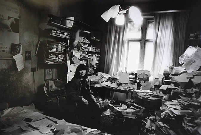Friederike Mayröcker in ihrem Arbeitszimmer (Foto: Barbara Klemm / www.faustkultur.de)