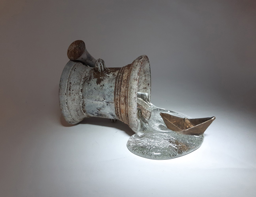 AUSGELAUEN, Mörser, Kristall und Bronze-Boot, 10 x 18 x 10 cm