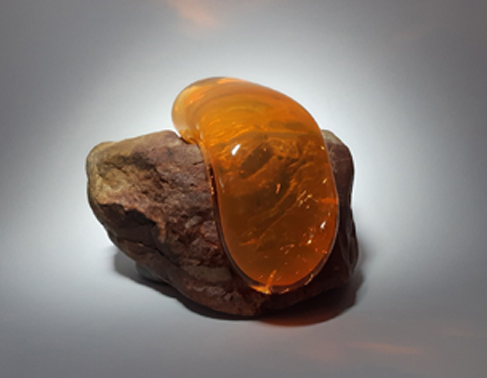 GEMÜTLICH GELANDET XI, Kalkstein, farbiger Zapfen und Kristall, 16 x 21 x 20 cm
