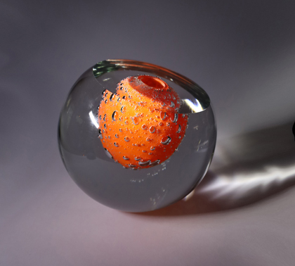 UNIVERSUM IV, farbiger Zapfen und Kristall, 18 x 19 x19 cm