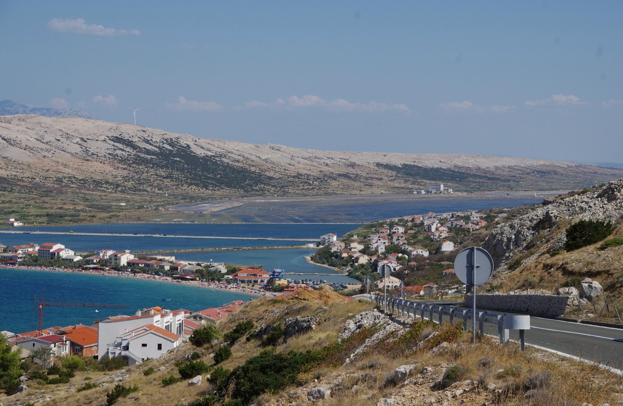 Pag et les marais salants au loin