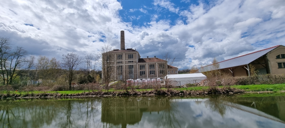 Fabrik-Ruinen am Kanal