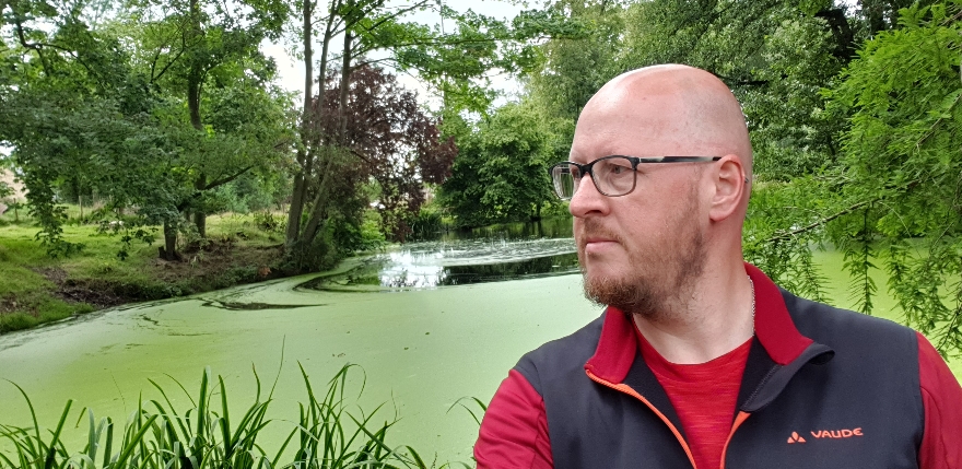 Hooge Crater- riesiger Bombenkrater mit Wasser gefüllt