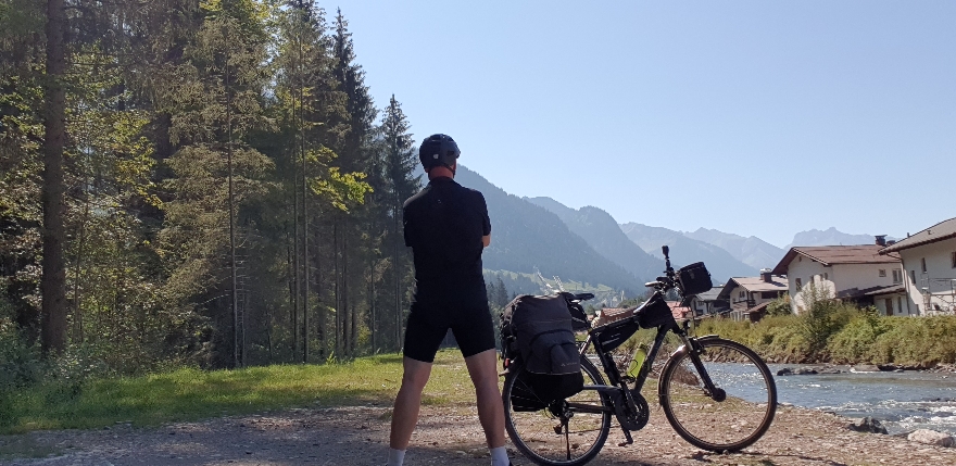 An der Trettach - Blick auf Alpen und Schanzen