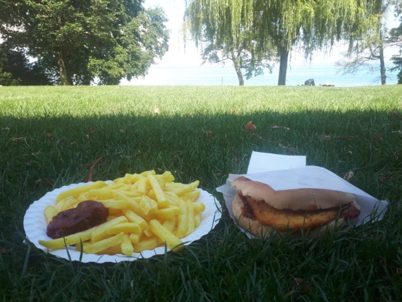 Spätes Zmittag in der Badi. Noch ca. 60 km.