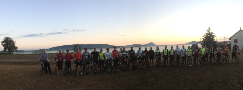 Mittwochmorgen. Schlotternd stehe ich da mit nacktem Oberkörper im Halbkreis für das Gruppenfoto (es fehlen zwei Velos…), das zu schiessen dann doch ein paar Minuten dauert. Dann um ca. 0630 geht es los – M und ich traditionell zuhinterst.