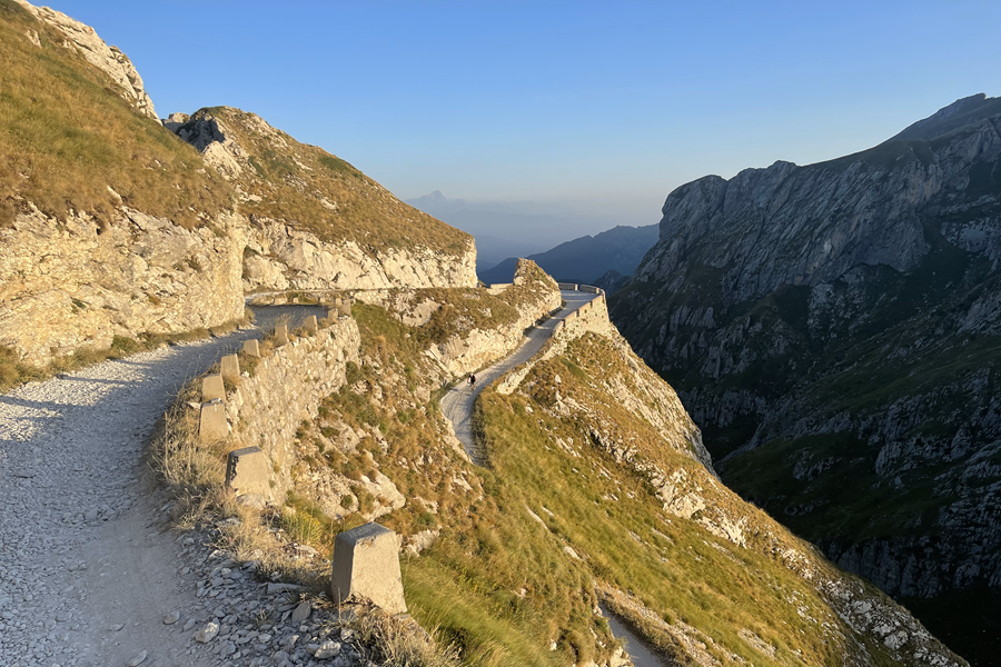 BREVETS & BOOTCAMPS | Hier oben beginnt das Abenteuer richtig. Schotter, Höhenluft und atemberaubende Ausblicke. Für die Momente, in denen Du Dich fragst, ob Du eher Velofahrer oder Berziege bist!