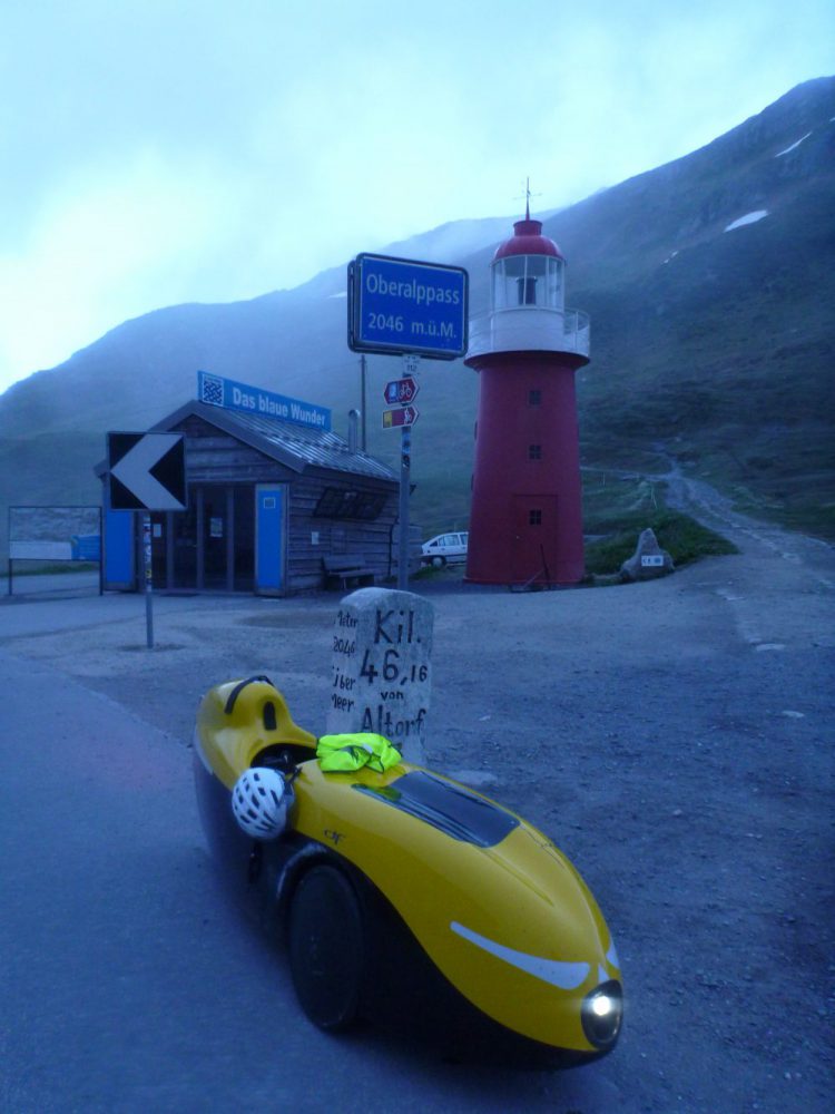 Oberalppass wenige Minuten vor Sonnenaufgang. Das Aussteigen aus der wohlig-warmen(=eklig-verschwitzten) Kiste mit nacktem Oberkörper bei Aussentemperatur um den Gefrierpunkt ist ein kleiner Schock.