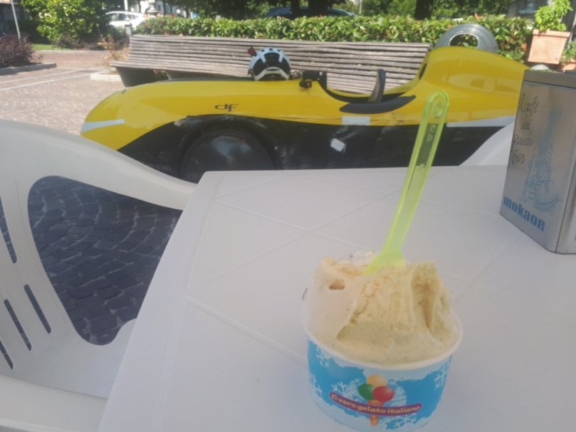 Ein Gelato in Italia muss einfach sein. Ebenso wie das überhitzte Velo sofort in den Schatten muss (egal wie unglücklich platziert es ist…). Nicht im Bild sind der Nachschlag und der See gleich rechts nebenan 🙂