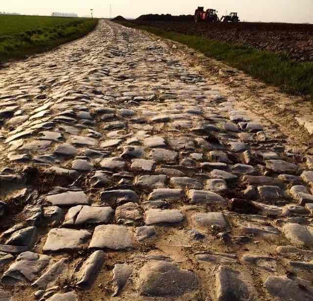 Paris-Roubaix (PR) | Bei PR gibt es echte Kopfsteinpflaster-Action. Also spart Euch das Jammern über ein paar Kieselsteinchen bei unseren Brevets - das ist nur ein bisschen lokales Flair!
