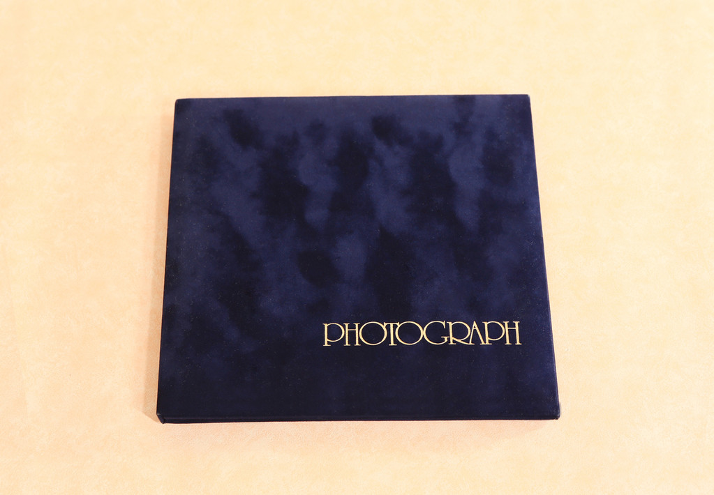 当スタジオのオリジナル ブルーベルベットの台紙です。手触りがやさしく、どんな写真にも合います