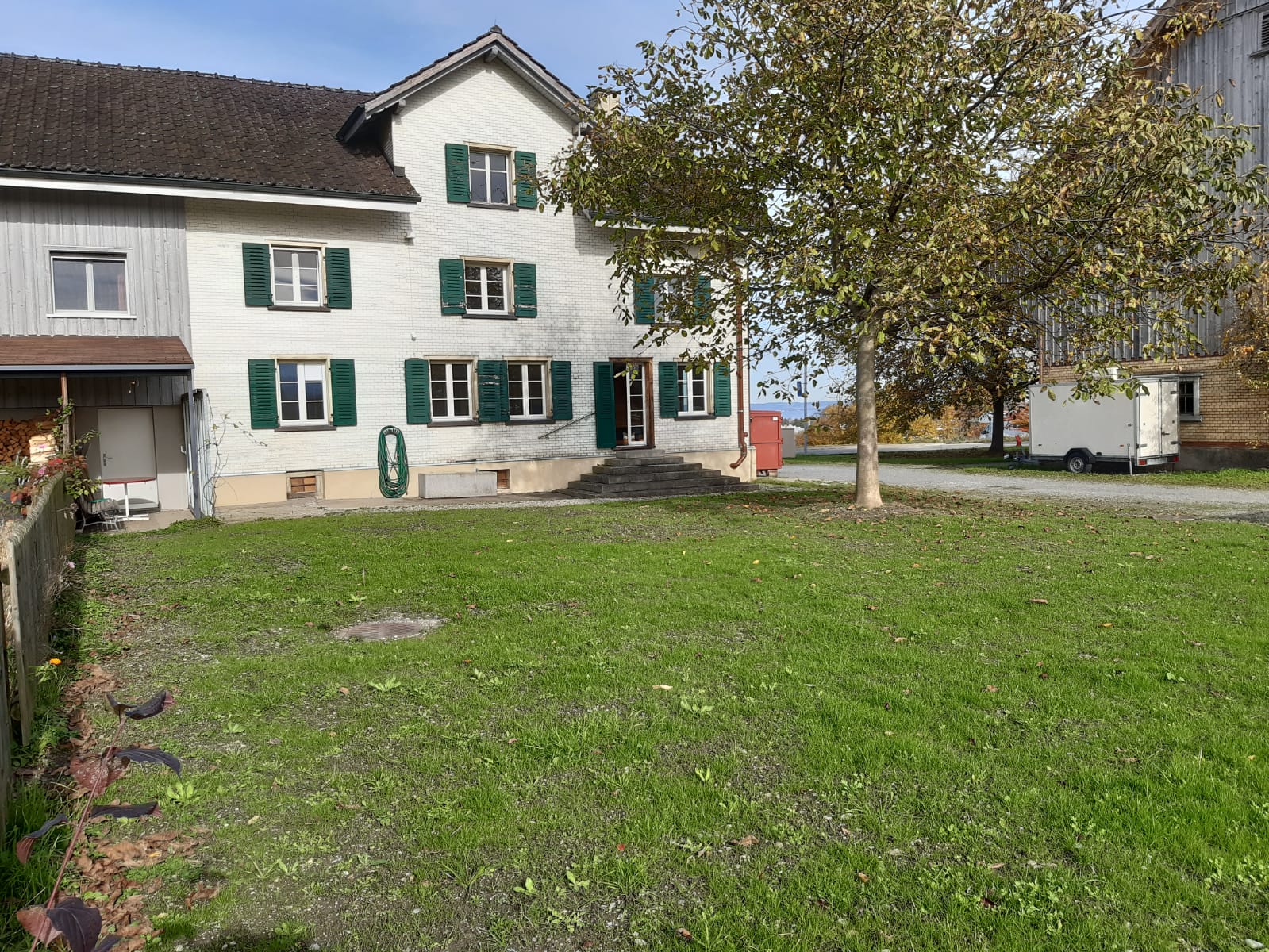 sonniger, grosser Garten