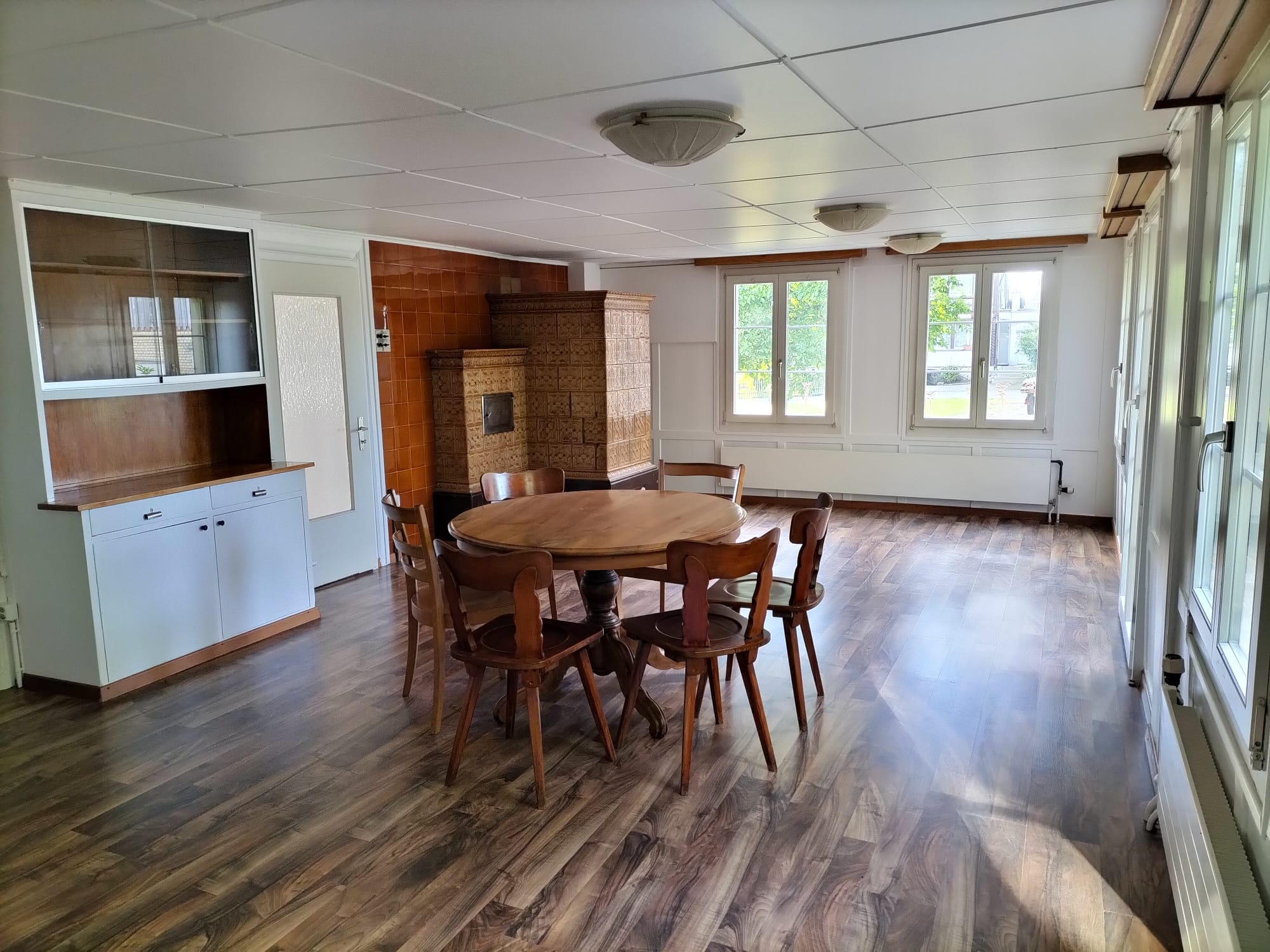 Wohnzimmer mit Kachelofen