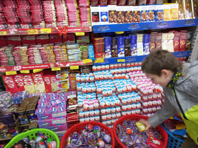 viel Süßes, auch Importiertes, jedes Land hat wieder seine anderen verträge, Lindt gibts hier auch