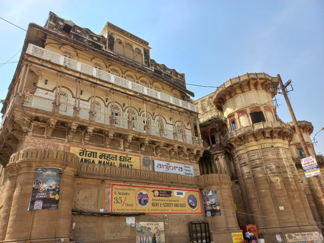 monumentales Bauwerk am Ganges