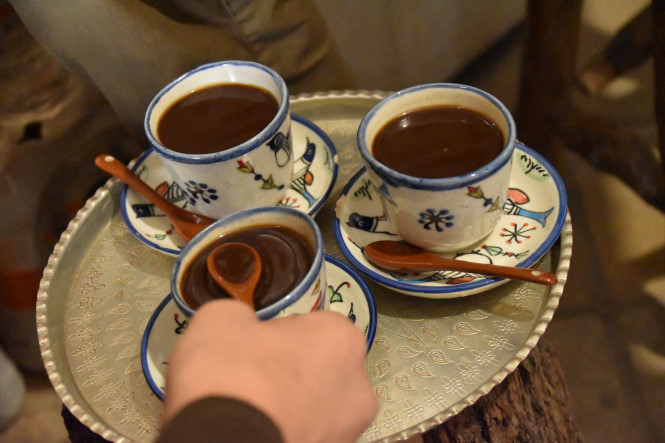 Typischer Yazd-Kaffee herrlich süß mit leichtem Rosen- und Kardamomaroma
