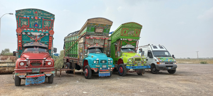 Pakistan trucks und Fidibus with pakistani truck art