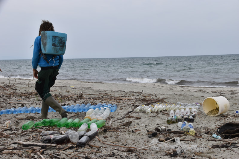 Noah baut sich mit angeschwemmtem Plastikmüll diesen Rucksack...