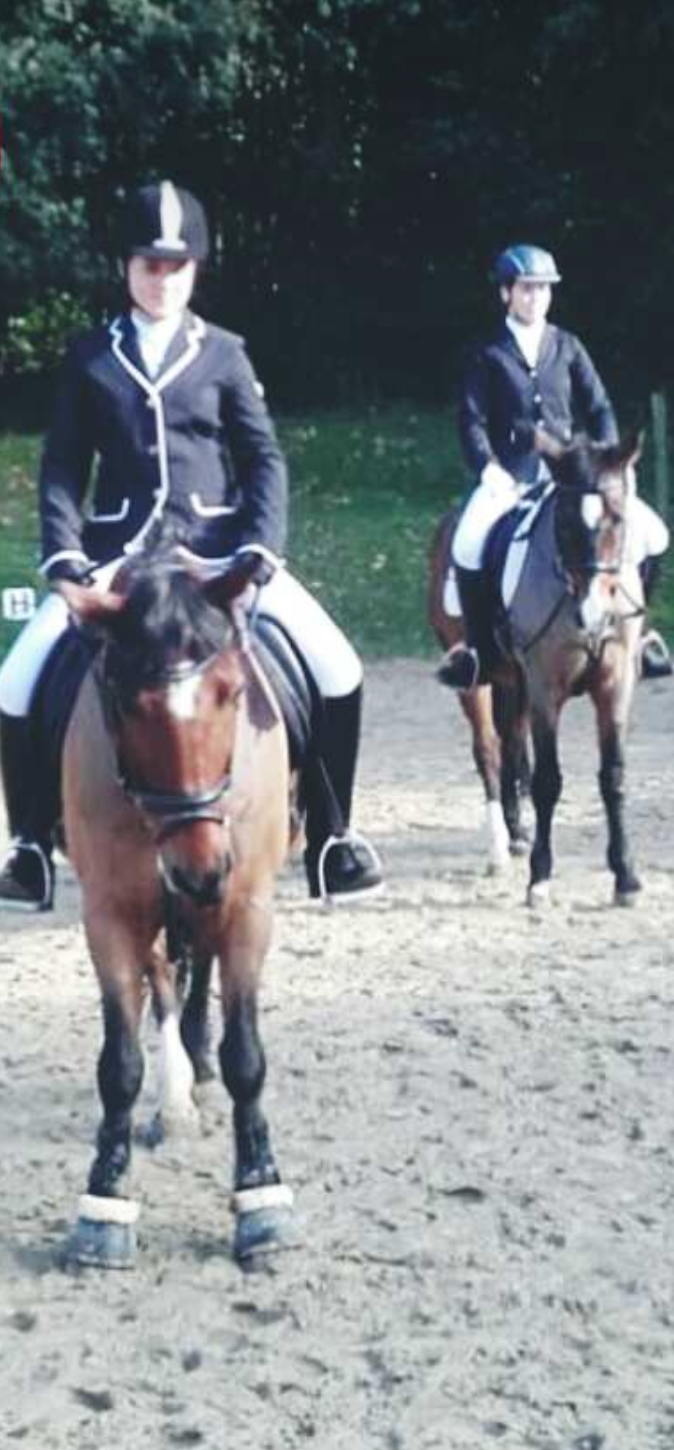 vorne: Finja Herrmann & Bodo, hinten: Sophie Neumann & Lagos (E-Dressur)