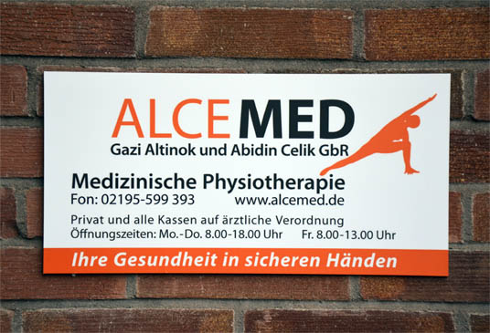 Eingangsschild ALCEMED im Therapiezentrum Bergerhof