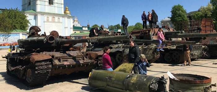 Kriegstrophäen auf dem Maidan: Auf den der ukranischen Armee zerschossenen Panzern und Haubitzen turnen Samstagmittag Kinder