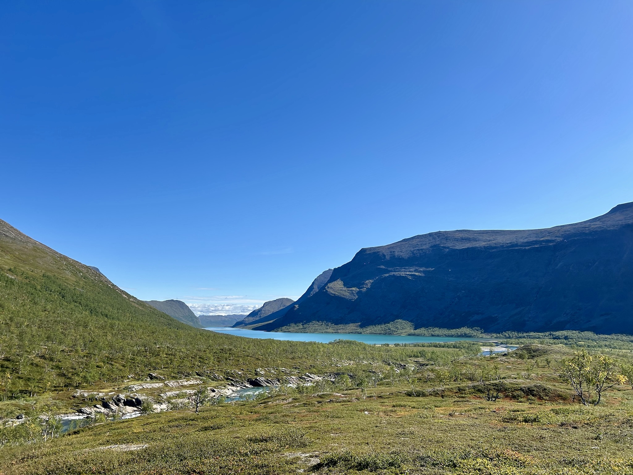 Padje Kaitumjaure bei strahlendem Sonnenschein