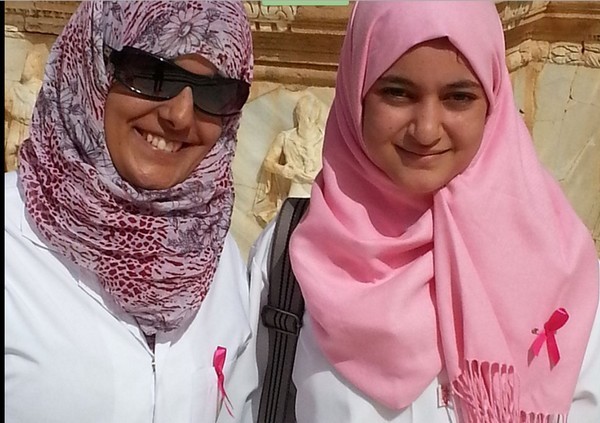 Etudiantes en médecine à Sabratha (Lybie) lors de la campagne de sensiblisation au cancer du sein 'la jouréne du Hijab Rose" en 2012