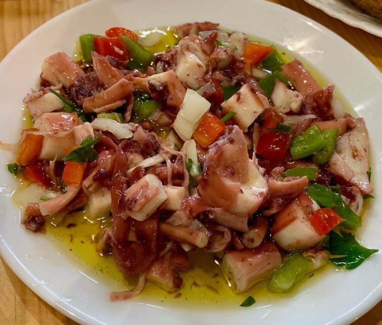 ... mit leckerem Octopus-Salat.