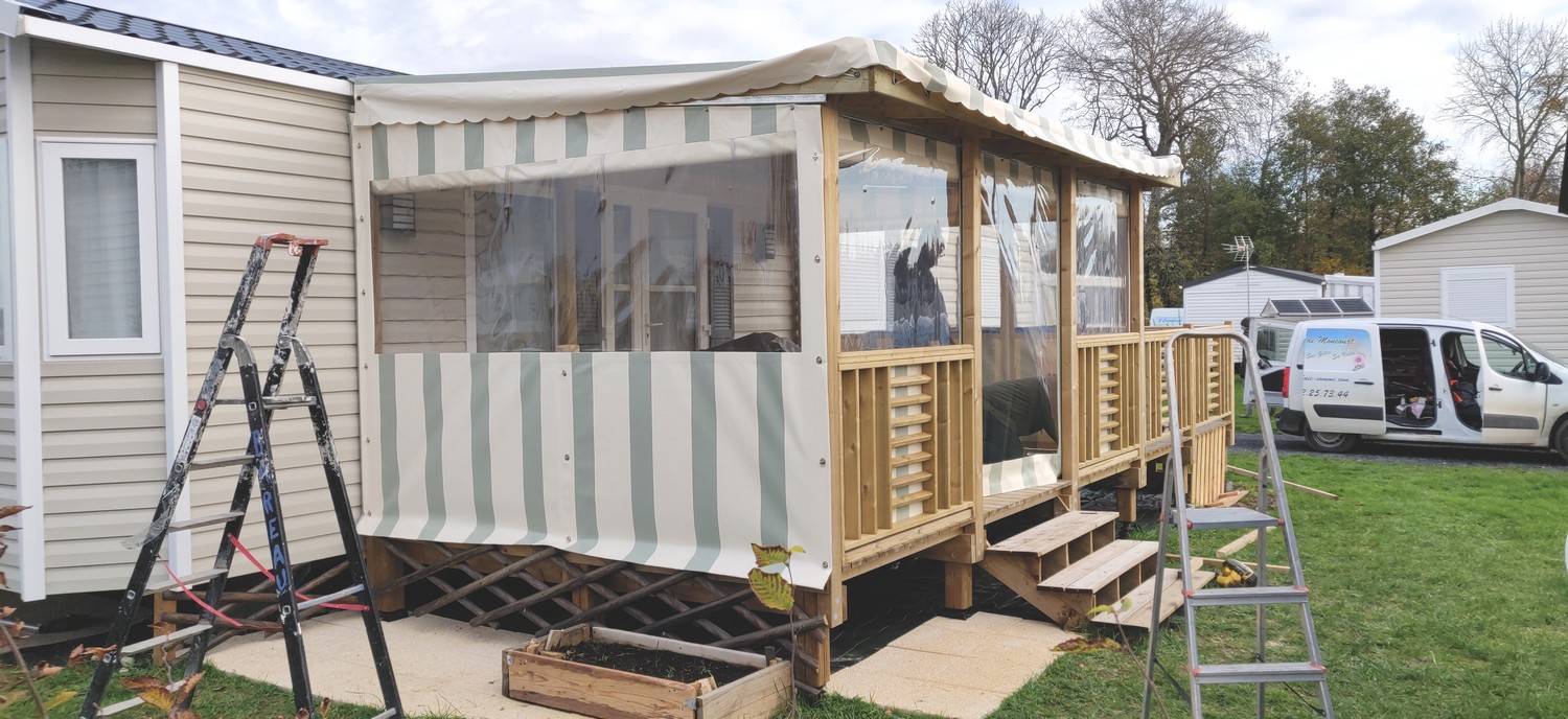 Terrasse couverte avec joue intérieure en "Vert Pastel Crème"