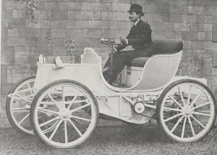 La voiture électrique "La jamais contente" avec son pilote
