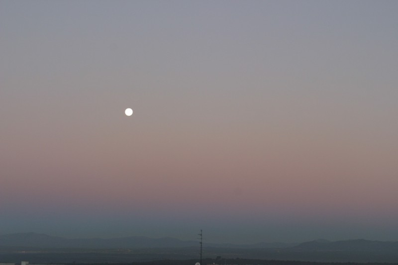 Luna y cinturón de Venus al amanecer.