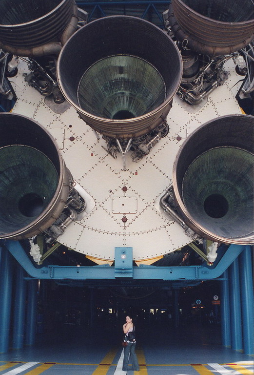 Bajo el Saturno V del KSC, Florida