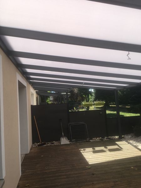 Le soleil est de retour, protégez-vous.. grâce à votre pergola