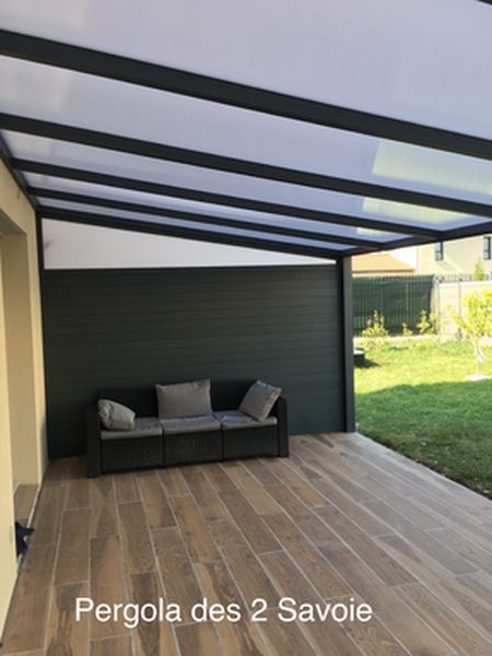 pergola aluminium avec une toiture en polycarbonate ou panneaux sandwich Isotoit