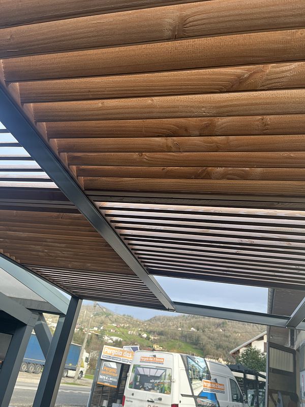 Pergola bioclimatique en bois