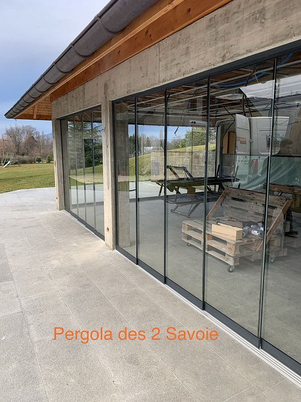 parois coulissantes en verre, pool house