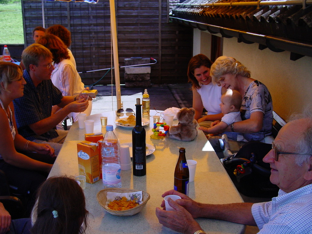 Ingrid mit Urenkel Dominik und Enkelin Yvonne