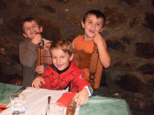 Seine Enkel. Dominik (R), Raphael (L) und Noha