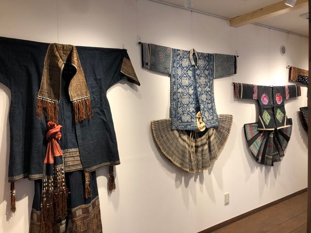 中国少数民族衣装展、展示紹介 - mori-koya ページ！