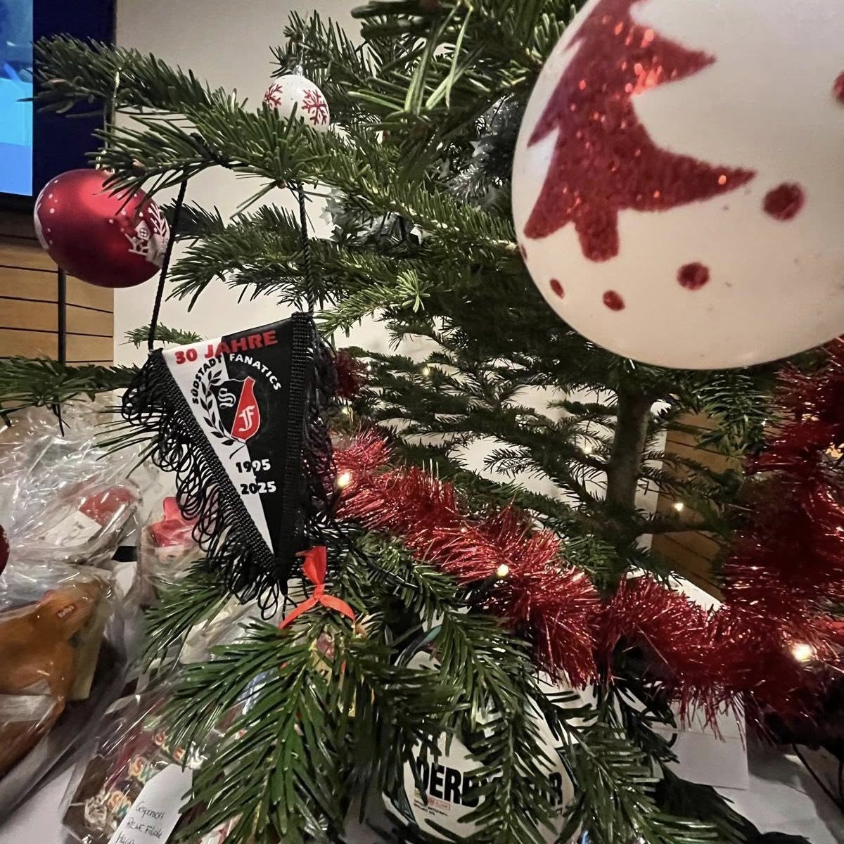 Spezieller Christbaumschmuck durfte natürlich nicht fehlen