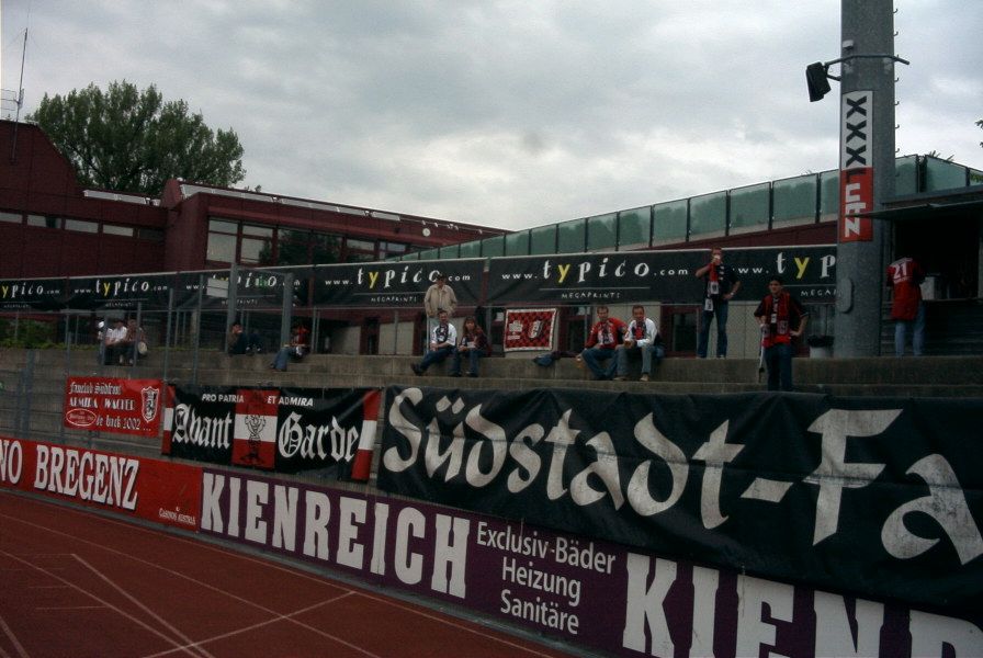 Vor dem Anpfiff im Bregenzer Stadion. Im Ländle waren leider meistens wenige Leute, aber es war immer lustig!