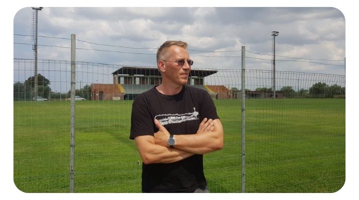 Der Kolumnist Matthias Schwaiger, zu sehen bei einem seiner zahlreichen Ausflüge rund um den Fußball