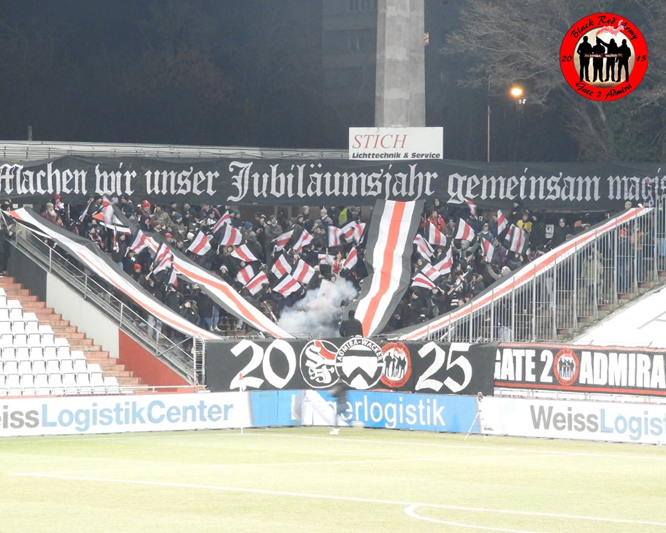 Bei Spielbeginn gab es eine Choreo über die ganze Kurve