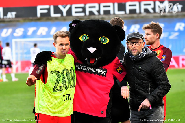 Der Jubilar Daniel Toth mit Frankie Salomon und dem Maskottchen Wacki nach dem Spiel