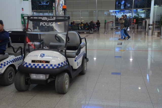 "Polizeiauto" im Flughafen Dubai