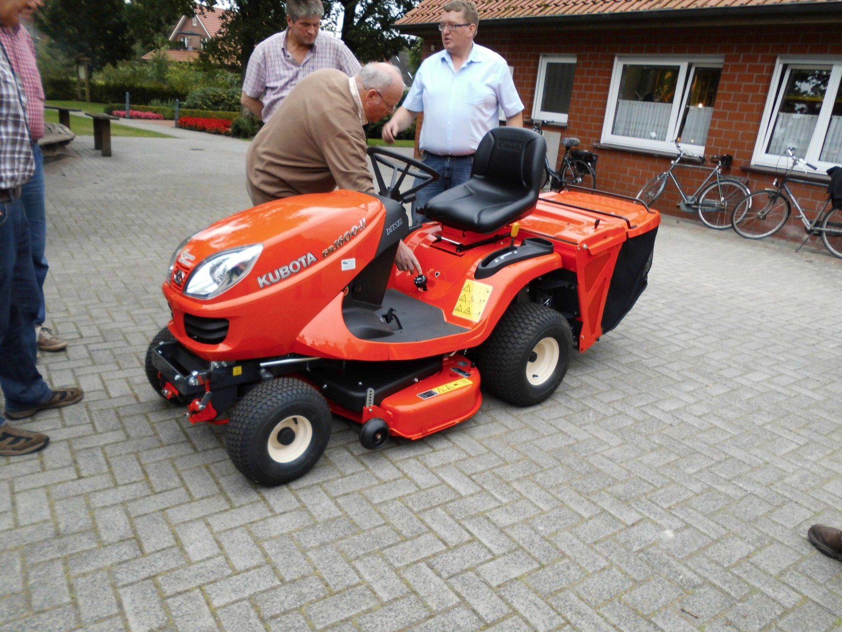 Anlieferung des neuen Rasenmäher-Traktors - Bürgerschützenverein