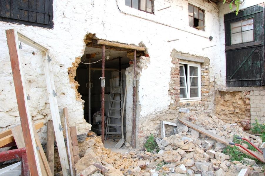 Türdurchbruch und Fenster wurde schon eingesetzt